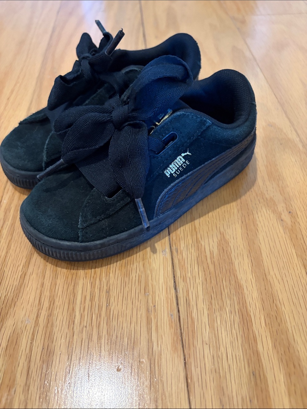 Puma Kids Navy and Black Suede Heart Bow Sneakers